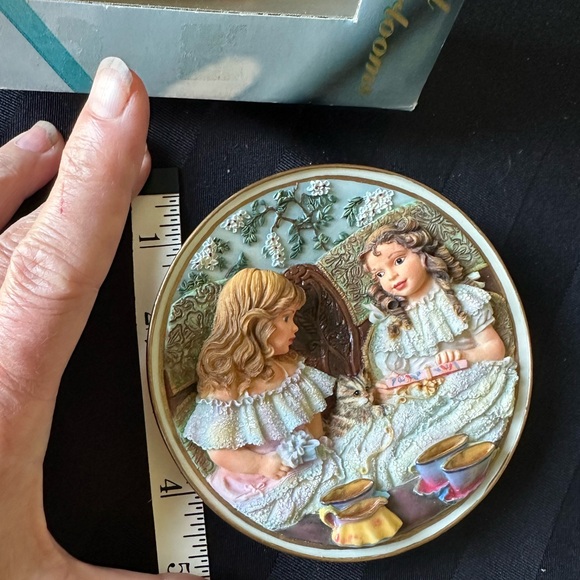 Sculptured Heirlooms by Sandra Kuck “ Best Friends” collector plate - Picture 7 of 7